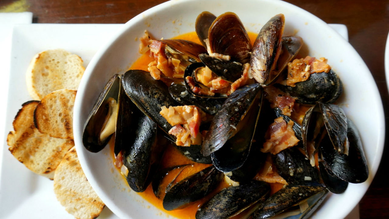 Mussels with cider and smoked bacon